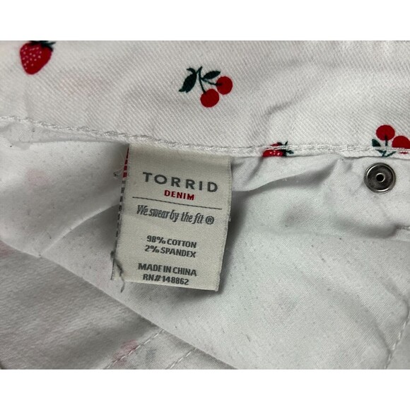 Torrid Cherry Print Classic Skinny Short Size 26 Vintage Stretch White Denim - Picture 6 of 10